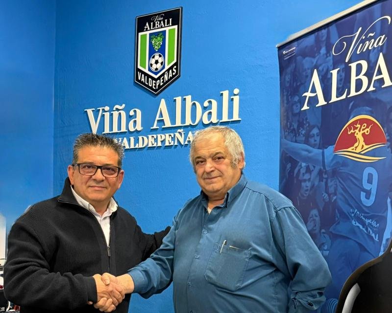 Firma del acuerdo entre Renacer Argamasilla FS y Viña Albali Valdepeñas