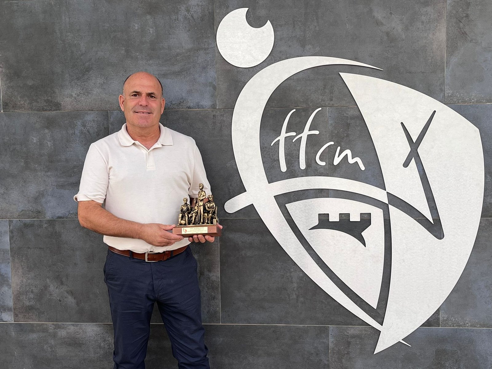 Ángel Valverde Madrid recibiendo su reconocimiento en el XXXII Día del Entrenador